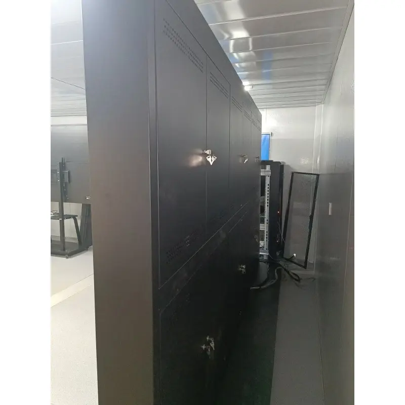 In che modo un supporto da pavimento per schermo elettronico a LED con porta di accesso può migliorare l'installazione di display di grandi dimensioni?
